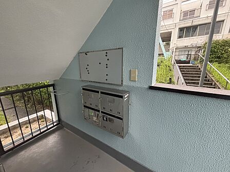 ポストはエントランス内にあるので雨に濡れず郵便が受け取れますね!