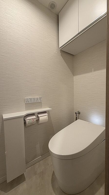 明るく清潔感のあるトイレです。