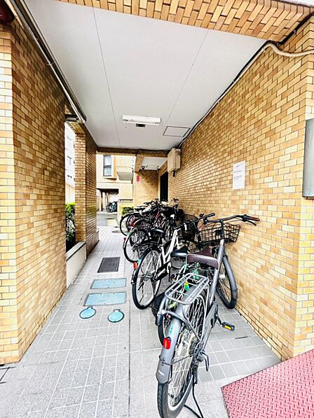駐輪場は屋根付き