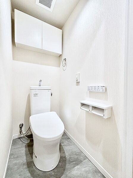 明るく清潔感のあるトイレです。