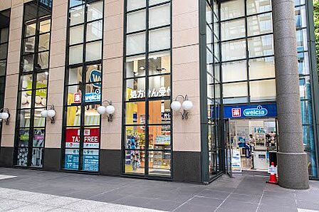 ドラッグストア 400m ウエルシア西新宿三井ビル店(ドラッグストアまで徒歩4分!日用品から薬品まで揃い毎日の生活を支えます。)