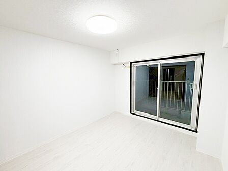 窓からのやさしい光が心地よいプライベートルーム