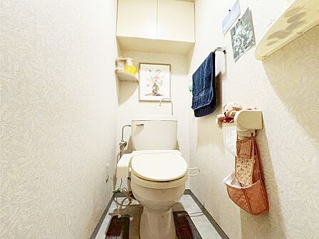 明るく清潔感のあるトイレ