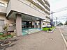 その他：落ち着いた雰囲気のエントランスアプローチ。広々としたポーチには屋根があり、雨の日でも濡れずに荷物の出し入れができます。清潔に保たれた緑豊かな植栽が、住まう人を優しく迎えます。