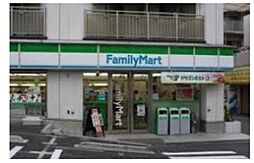 ファミリーマート牛込柳町駅前店 672m