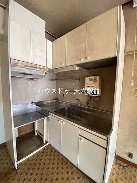 調理スペースが広いキッチン。収納もあり、毎日の家事がしやすい造りです