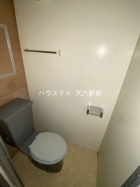 独立したトイレ空間。落ち着いて使えるシンプルな造りです