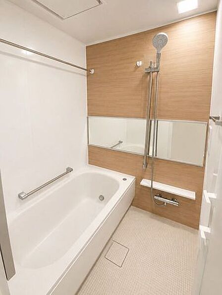 ※居住中の為、家具を消す画像処理を施しております。木目調アクセントパネルが印象的なリフォーム済みの浴室。ゆったりとした浴槽で一日の疲れを癒せます。