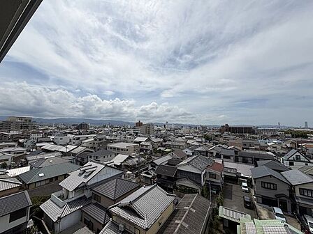 【最上階からの眺望】視界を遮る高い建物が少なく、遠くの山並みまで見渡せる開放的な眺望。空の広さを感じられる気持ちの良い住戸です。