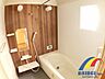 浴室：温かみのある木目調の壁が、心地よい安らぎの空間を演出します 換気、乾燥、暖房、涼風機能付きシステムバス