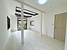 寝室：【リフォーム済み】洋室だったお部屋はキッチンのお部屋とつなげて、12.25帖洋室に間取変更しました。広々としたお部屋になりますので、ご夫婦の寝室にいかがでしょうか。