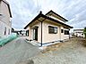 外観：【リフォーム済み】外壁は塗装し、屋根は高圧洗浄と点検を行いました。駐車は6台分になります。お車複数台所有の方におすすめです。