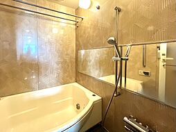 ワイドミラーが空間に広がりを与える浴室。清潔感と落ち着きのある空間で、毎日の入浴がゆったりとしたリラックスタイムに。