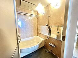 清潔感と落ち着きのある浴室で、毎日の入浴がリラックスできる特別な時間に。