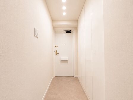 白を基調とした清潔感溢れる玄関はシューズボックス完備です！