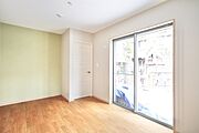 外へスムーズに出入りできる掃き出しの窓付きで、明るく快適な住空間です。