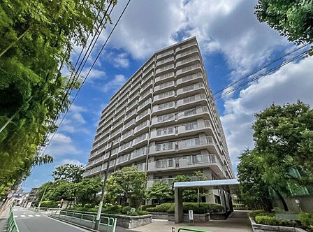 竹中工務店施工、総戸数372戸の大規模マンション。2022年に大規模修繕済みで、築43年とは思えないほど外観・共用部ともに綺麗な状態を保っています。堂々とした佇まいが魅力です。