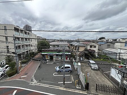 開放感のある眺望が広がる心地よい住環境。バルコニーからの景色とともに、穏やかな時間をお過ごしいただけます。