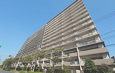 外観:総戸数301戸の大規模マンション。ゲストルームやパーティールームなど共用施設が充実。スーパー「ライフ」が道路向かいにあり、毎日のお買い物も便利です。 外観:総戸数301戸の大規模マンション。ゲストルームやパーティールームなど共用施設が充実。スーパー「ライフ」が道路向かいにあり、毎日のお買い物も便利です。
