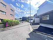 本紙側、前面道路を含めた現地写真です。