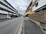 外観：前面道路を含めた現地写真です。