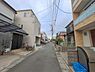 外観：前面道路を含めた現地写真です。