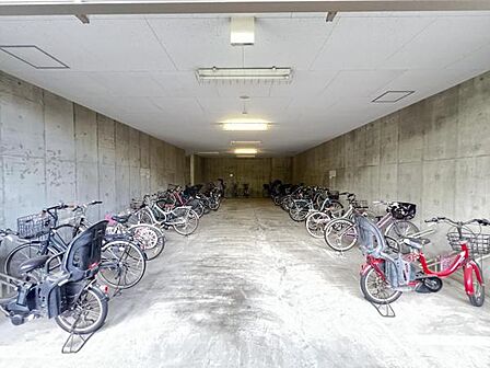 敷地内の駐輪場です。