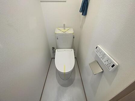 シャワー洗浄機能付のトイレは、清潔感が印象的な空間ですね。