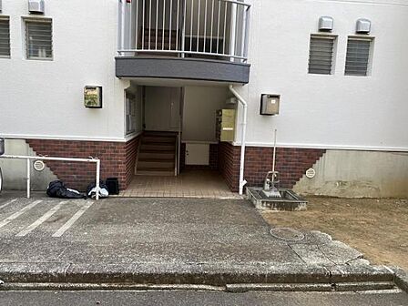 マンションの出入口です。