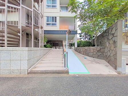 ゆったりとした印象のエントランスです。