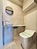トイレ：タンクレス採用のトイレなので掃除しやすくいつでも清潔。