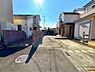外観：前面道路を含めた現地写真です。