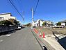 外観：前面道路を含めた現地写真です。