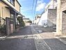 外観：前面道路を含めた現地写真です。