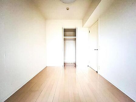 いつでもお部屋をスッキリお使い頂ける収納スペースを設置。