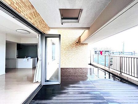 広々バルコニーで布団やレジャーシートなど大きな物も簡単に干すことができお洗濯も楽しくなりそうですね。