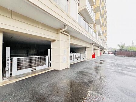 駐車場です。前面道路との高低差も少なく、スムーズに出入りできます。