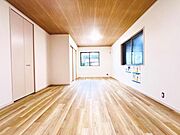 明るい日差しが入る風通しの良いリビングです。