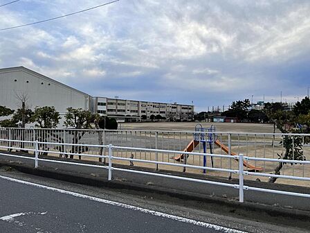 茅ヶ崎市立柳島小学校まで約750m（徒歩10分）