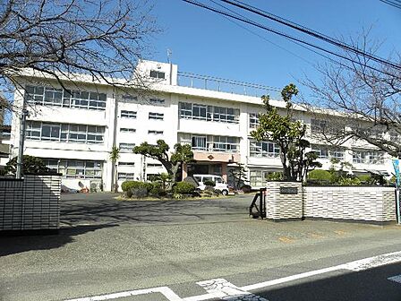 平塚市立神田小学校まで約949m(徒歩12分)