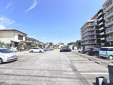 駐車場ももちろん完備しておりますのでお車所有の方にも心強いです。