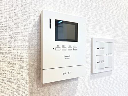 訪問者を確認できるTVモニター付きインターフォンです。