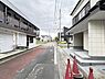 外観：前面道路を含めた現地写真です。