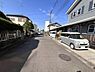 外観：前面道路を含めた現地写真です。