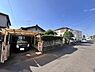 外観：前面道路を含めた現地写真です。