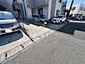 外観：前面道路を含めた現地写真です。