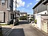 外観：前面道路を含めた現地写真です。