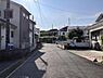 外観：前面道路を含めた現地写真です。