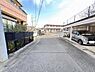 外観：前面道路を含めた現地写真です。