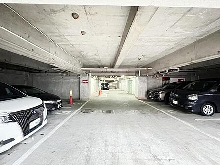 駐車場ももちろん完備しておりますのでお車所有の方にも心強いです。